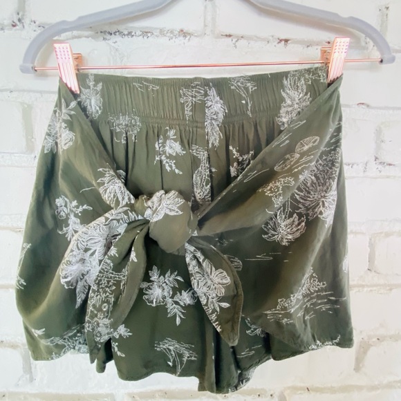 Abercrombie Hight Waist Front tie green floral short - Picture 4 of 5